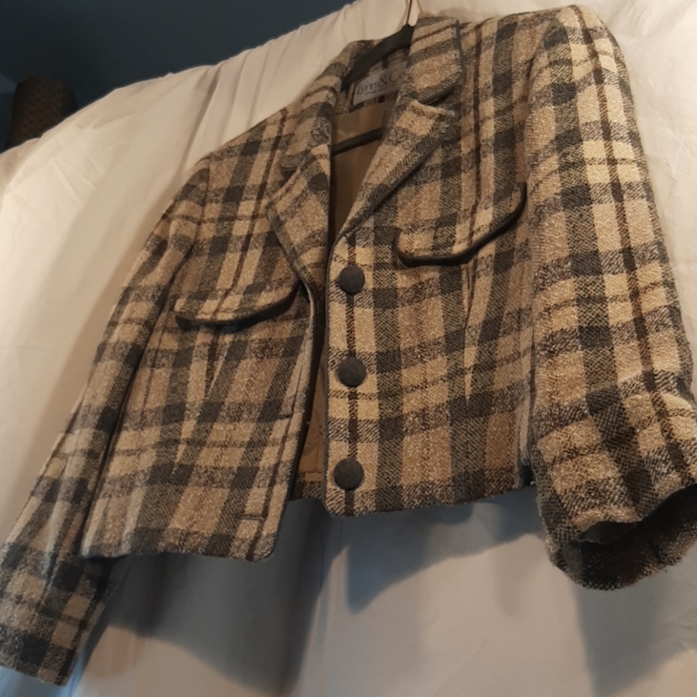 Vintage cropped wool like jacket perfect for fall outfits with a dress or skirt!